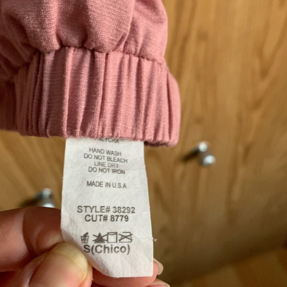 🍉Unique Tank top, elastic hem, floral ‘fan’ embellishments Dusty rose, S, NWOT - Picture 3 of 6